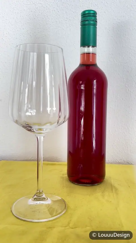 Animation: Weinflaschen-Sticker „Die Klügere kippt nach“ wird von der geschlitzten Rückseite gelöst, auf eine Roséflasche geklebt und der Wein eingeschenkt.