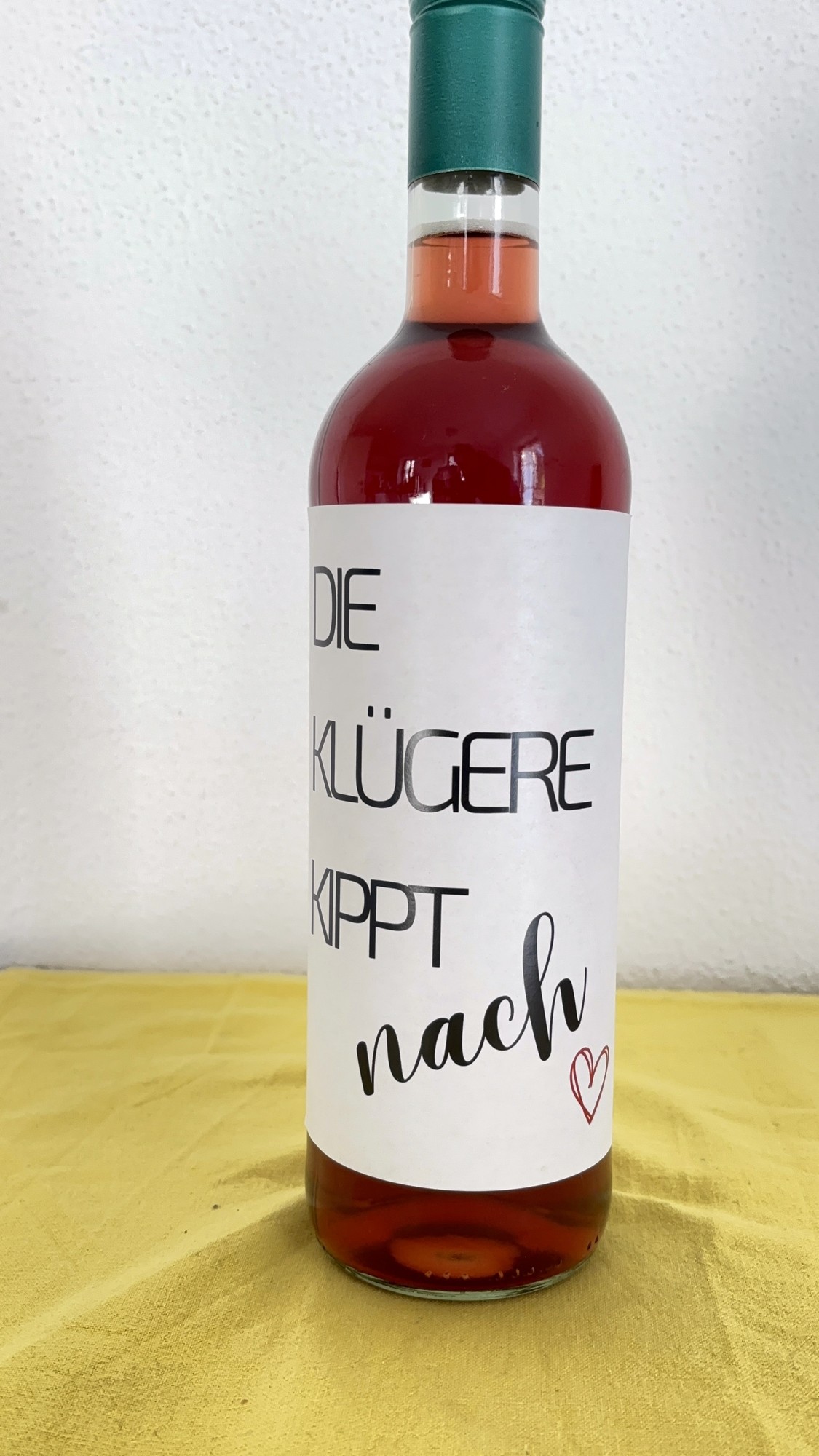 Roséflasche mit weißem Weinflaschen-Sticker „Die Klügere kippt nach“ von LouuuDesign